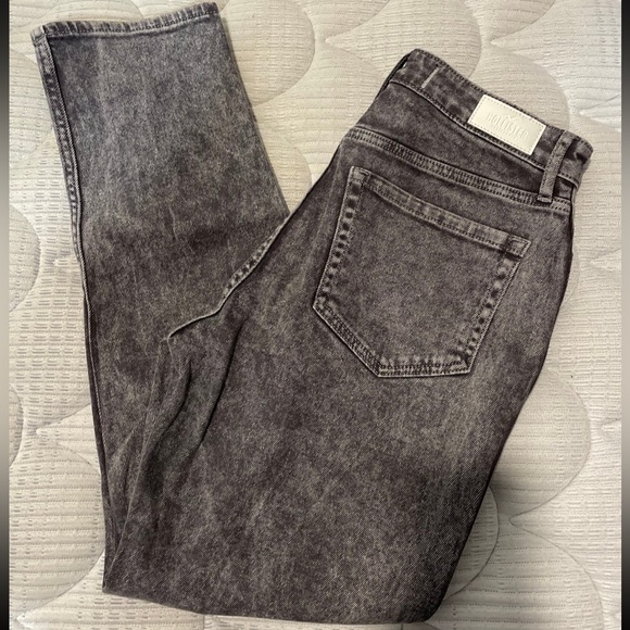 Hollister Ultra High Rise Gray Distressed Acid Wash Mom Jeans - Picture 3 of 7